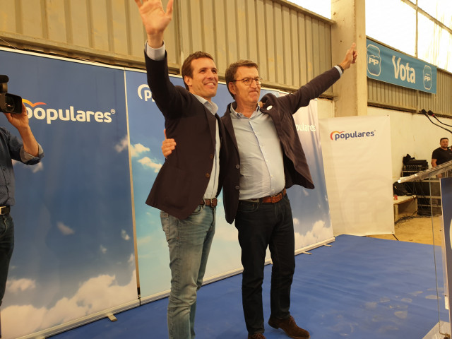 Pablo Casado y Alberto Núñez Feijóo en un mitin en Nigrán (Pontevedra)