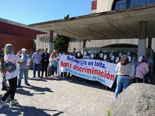 Medio centenar de personas se concentra en el Hospital do Salnés para reivindicar 