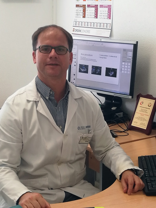 El cirujano cardíaco infantil del Chuac Víctor Bautista, ganador de la beca 'Menudos corazones'