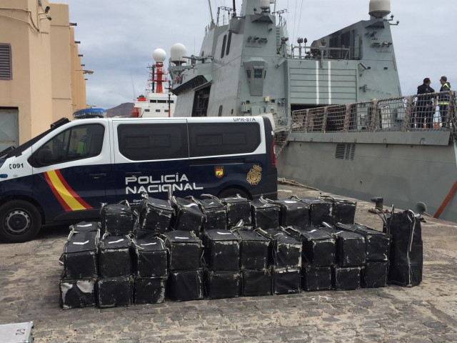 Interceptan un pesquero procedente de Brasil con 1.500 kilos de cocaína en aguas cercanas a Canarias (España)