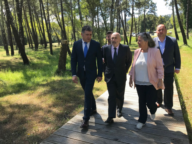 El delegado del Gobierno y el alcalde de Ortigueira abordan mejoras en el municipio, entre ellas en la playa de Morouzos