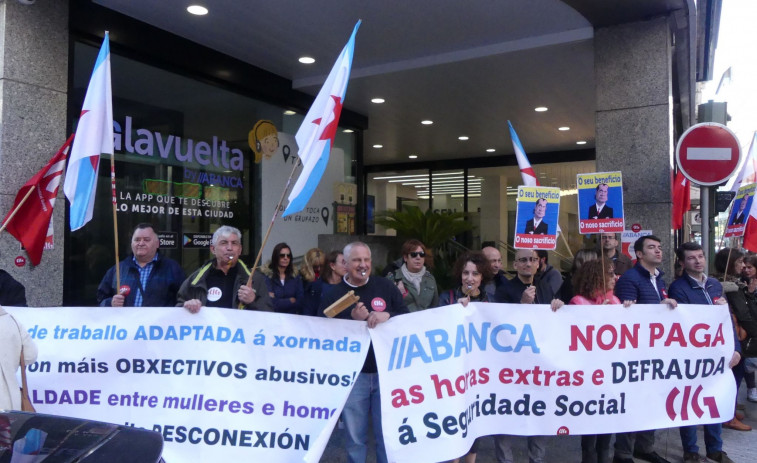 Nuevas protestas contra la sobrecarga de trabajo en Abanca y el ERE del Santander