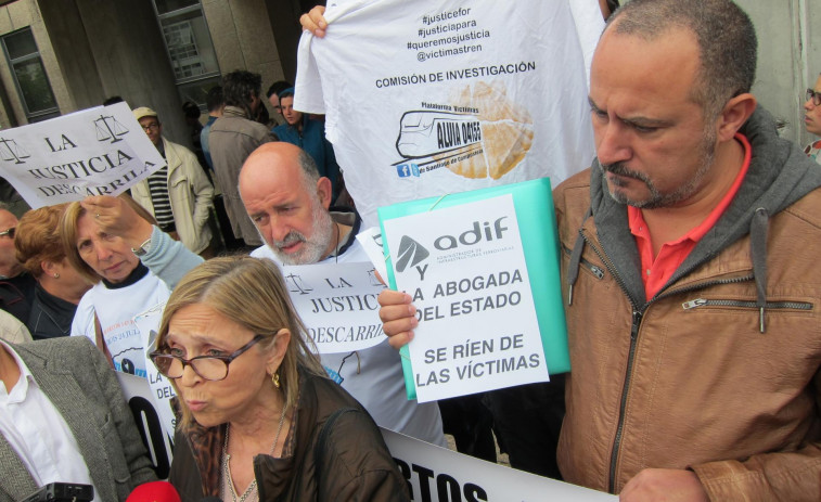 Las víctimas del Alvia acusan a Sánchez de hacer lo mismo que Rajoy (vídeo)