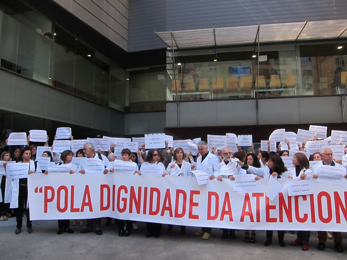 La segunda jornada de la huelga de médicos de AP de Vigo registra un seguimiento del XX%, que el Sergas rebaja al XX%