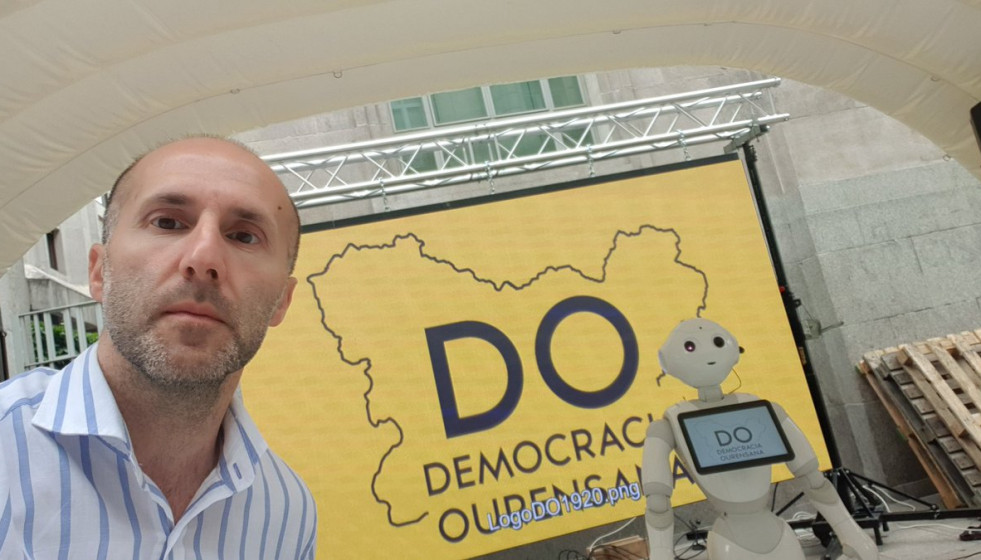 Selfie robot democracia ourense