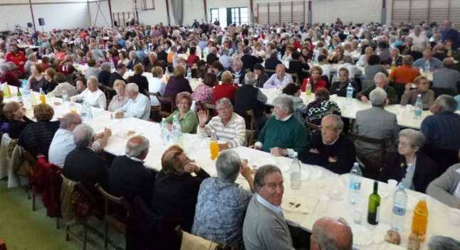 Expediente a un alcalde por invitar a una comida a mayores usando los colores de su partido