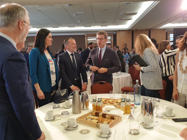 El presidente de la Xunta y del PP de Galicia, Alberto Núñez  Feijóo, en un desayuno informativo junto al candidato del PP a la Alcaldía de Santiago, Agustín Hernández
