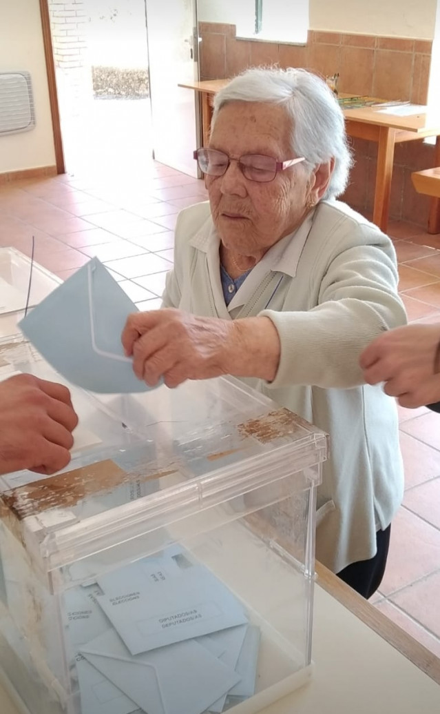 26M.- Acude A Votar En Sober (Lugo) Una Mujer De 105 Años