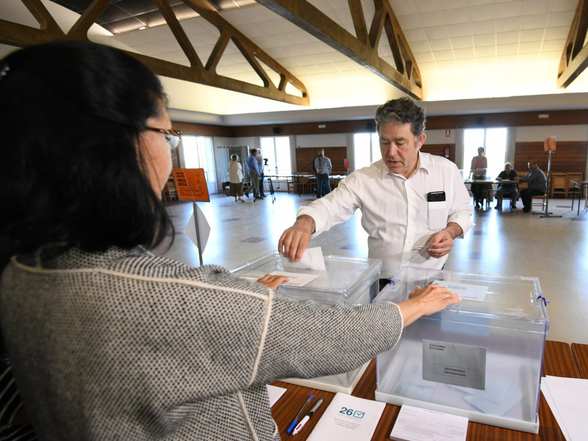 Fernandez lores votando