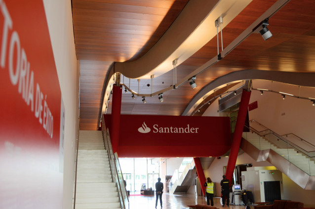 Santander ofrece a los trabajadores que se acojan al ERE prejubilaciones desde l