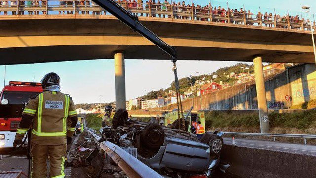Tres menores muertos en un accidente de tráfico tras cruzar Rande