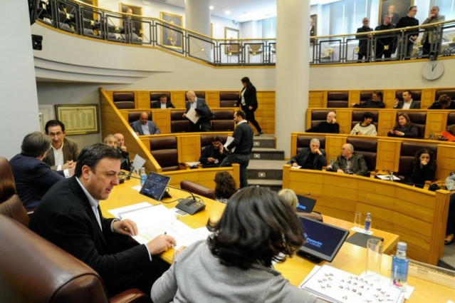 Primer adiós en la Diputación coruñesa, cuyo presidente bromea con que el único 'fijo' es el veterano alcalde de Oleiros