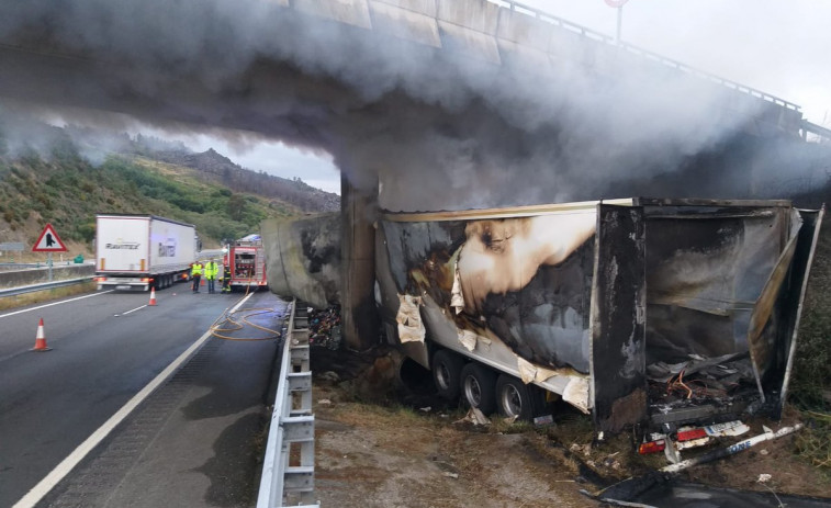 Autovía con problemas debido al fuego que consume lentamente un camión de helados