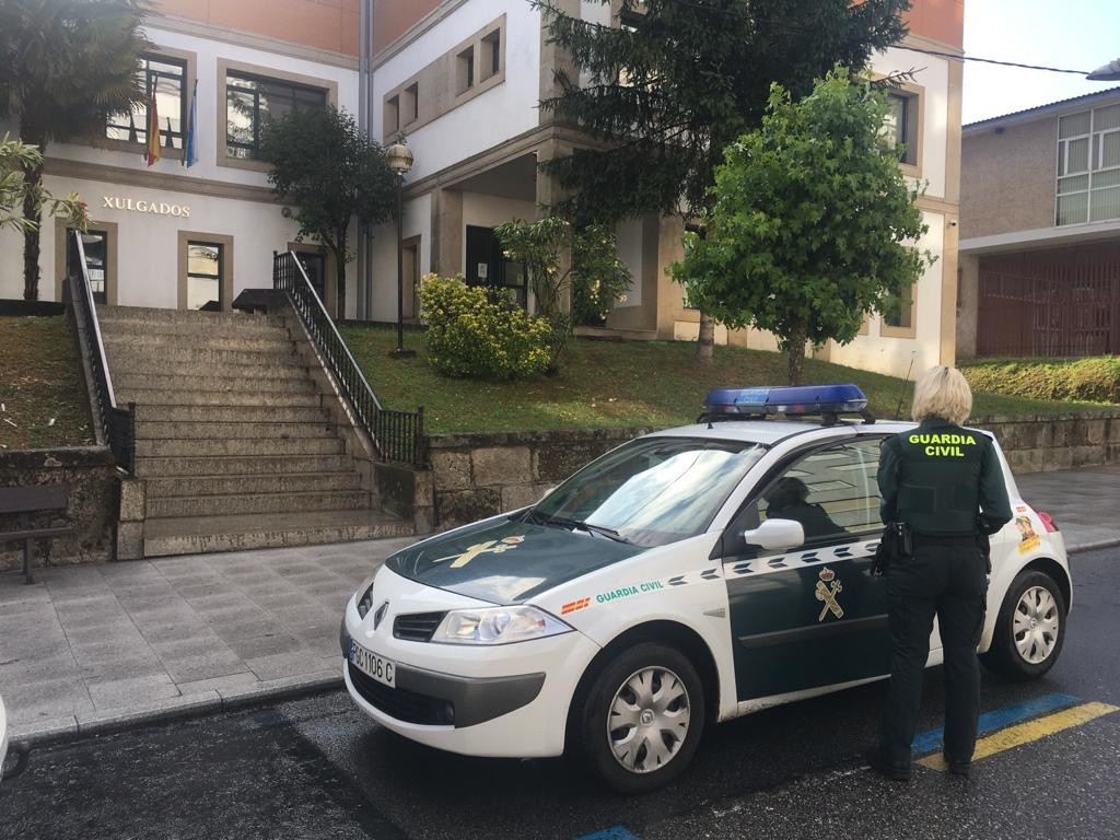 Detenidos dos jóvenes de Ponteareas (Pontevedra) por intimidar con una navaja a otros dos para sustraerles los móviles