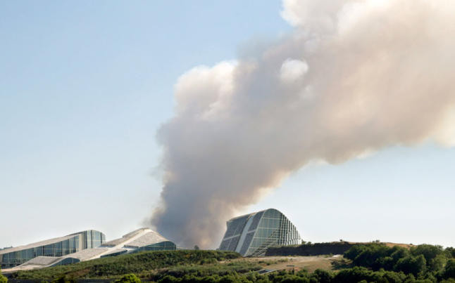 Un incendio en Teo, a Coruña, arrasa 12 hectáreas e continúa activo