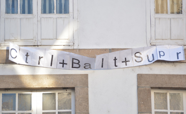 Un centenar de personas reclaman ante la Diputación de Ourense el fin del baltarismo