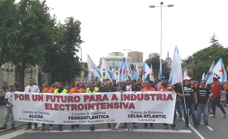 Más de mil personas salen a la calle en A Coruña por un precio justo para las electrointensivas