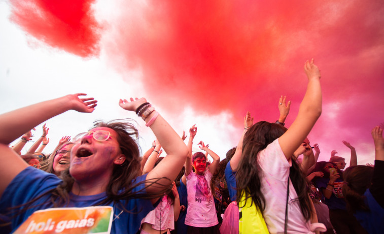 Medio millar de personas tiñen de colores la Cidade da Cultura de Santiago de Compostela