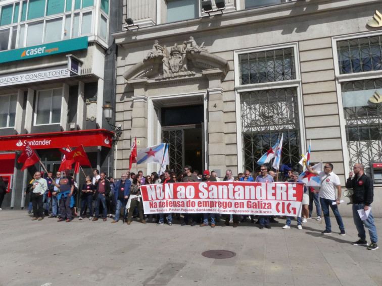 ​El ERE del Santander saca a la calle a multitud de trabajadores en A Coruña