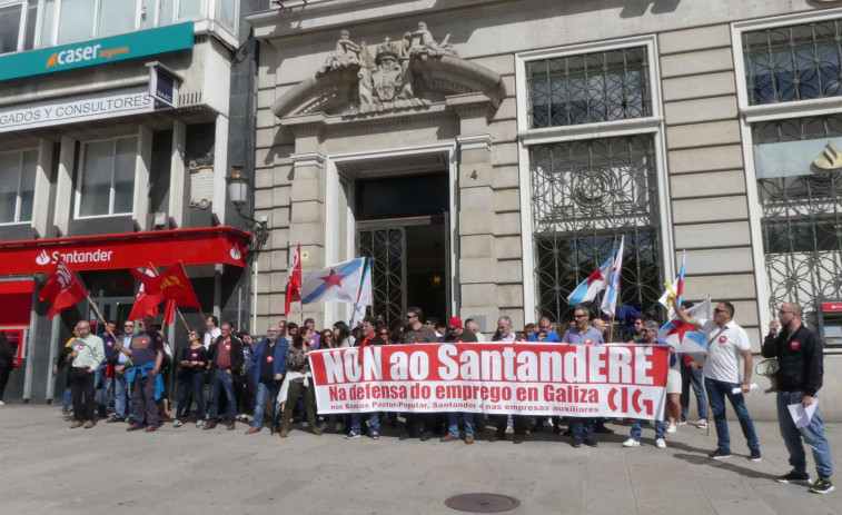 ​El ERE del Santander saca a la calle a multitud de trabajadores en A Coruña