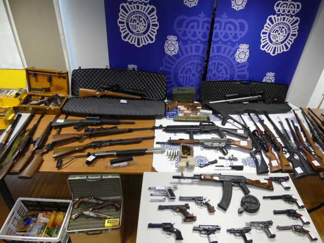 Detenido un varón que almacenaba en viviendas de Vigo y Lugo más de 60 armas, 17.000 cartuchos y sustancias explosivas