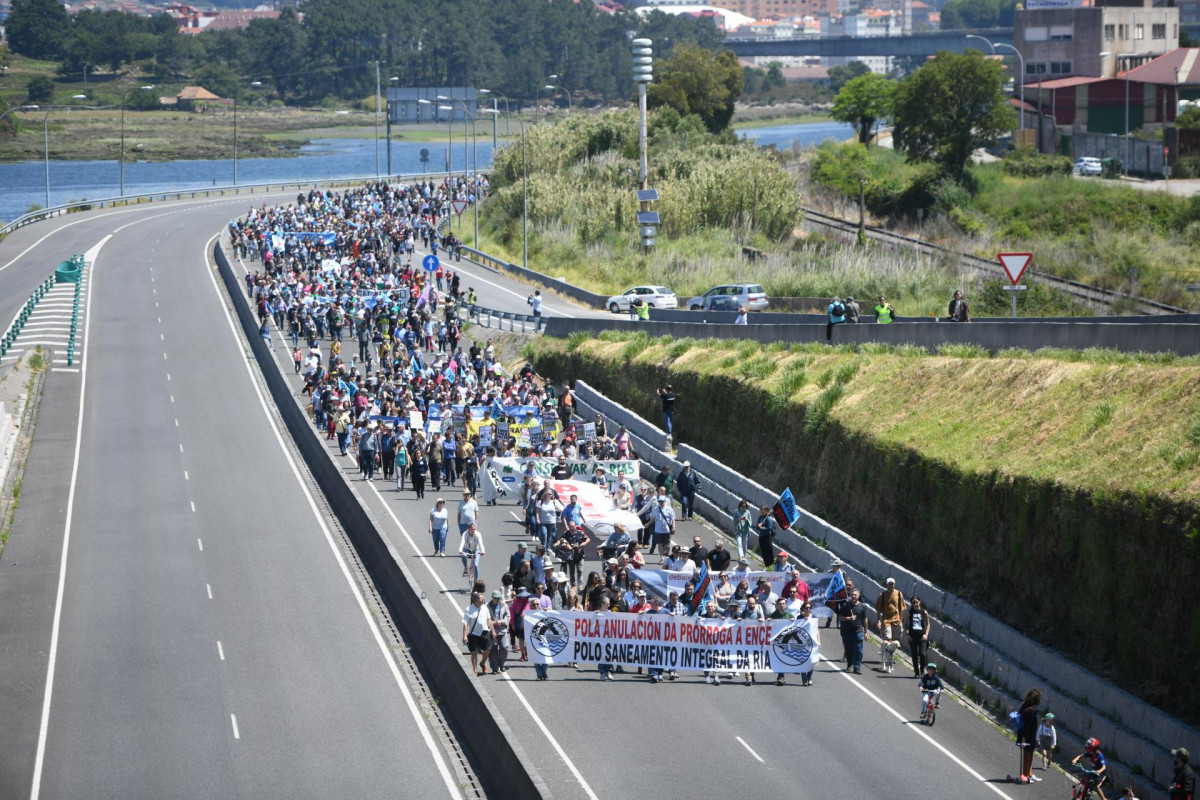 'Marcha contra Celulosas' de la Asociación pola Defensa da Ría de Pontevedra (APDR) entre las alamedas de Marín y Pontevedra (Galicia)