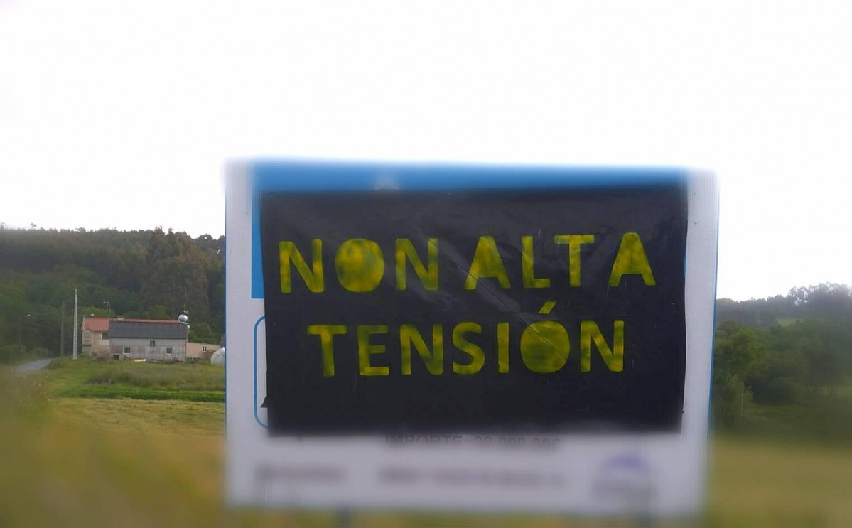 Pancarta en contra da LAT en Tordoia