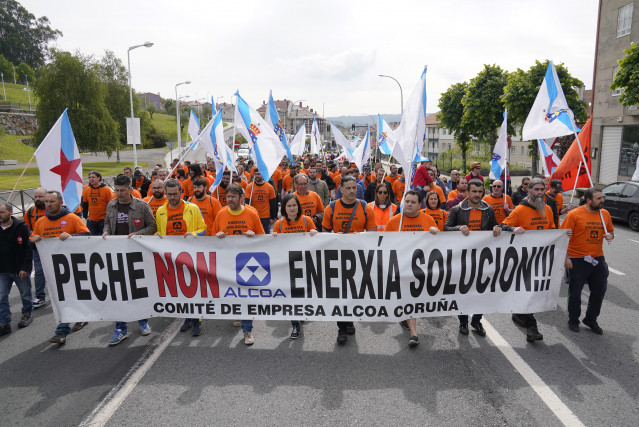 AMP.- Más de medio millar de personas marchan por Santiago para reclamar una 