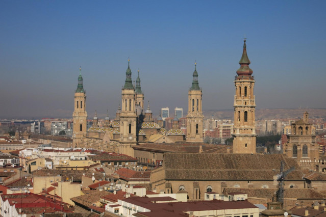 Basílica Del Pilar De Zaragoza Y Torre De La Seo