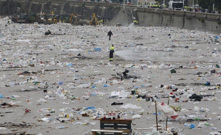 ​San Juan dejó toneladas de basura repartidas por las playas gallegas