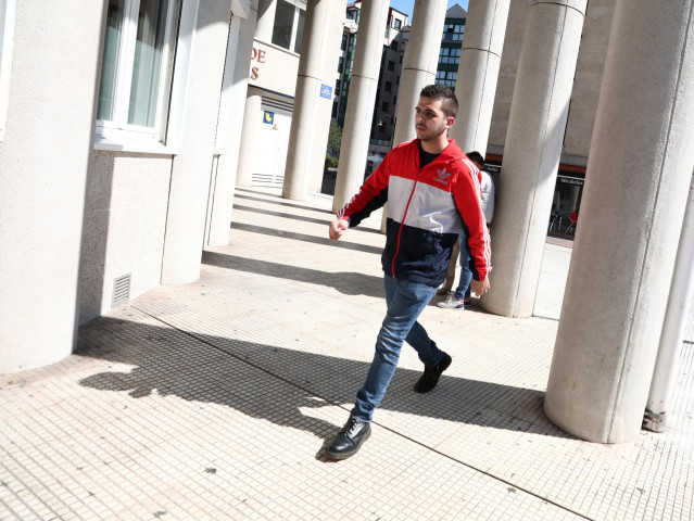 El joven que en 2015 agredió a Mariano Rajoy, Andrés de V.F, también conocido como Capi, a su llegada a los Juzgados de Pontevedra por su implicación en la agresión a un dirigente de Vox.