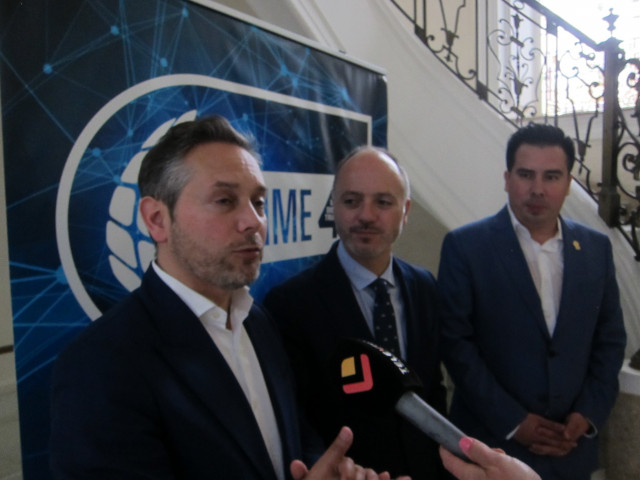 El secretario general de Asime, Enrique M. Mallón, el delegado del Estado en la Zona Franca, David Regades, y  el director general de Desarrollo Económico de Celaya (México), Adiel Ramos.