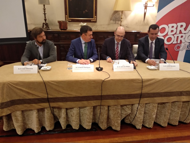Presentación de 'El Camino acaba en Obradoiro' con Román Rodríguez y José Luis Mateo en el centro