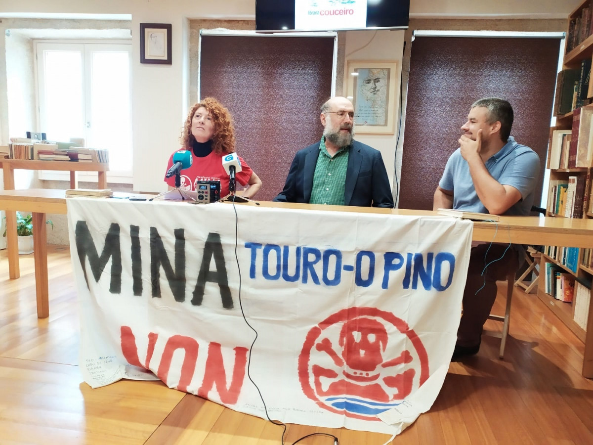 El científico estadounidense Steven Emermand ofrece una rueda de prensa con representantes de la Plataforma contra a Mina de Touro-O Pino y 'Contraminacción'