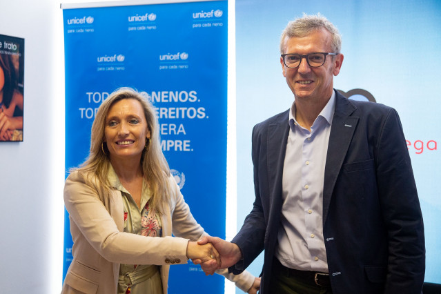 La presidenta de Unicef Comité Galicia, Myriam Garabito, y el vicepresidente de la Xunta, Alfonso Rueda, firman un convenio de colaboración entre ambas entidades