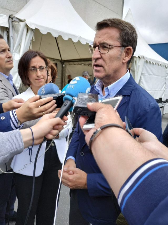 El presidente de la Xunta, Alberto Núñez Feijóo, en declaraciones a los medios en Outeiro de Rei (Lugo).