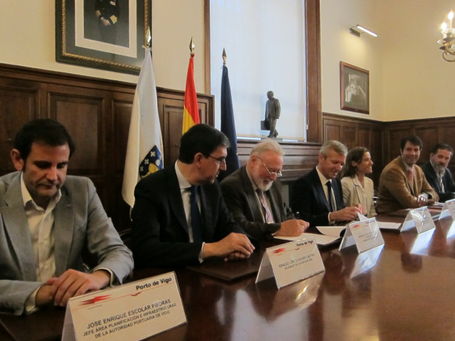 El presidente de la Autoridad Portuaria, Enrique López Veiga, y el vicepresidente de la Xunta, Alfonso Rueda, durante la firma del convenio