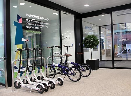 Patinetes eléctricos y bicis que Abanca pone a disposición de sus trabajadores