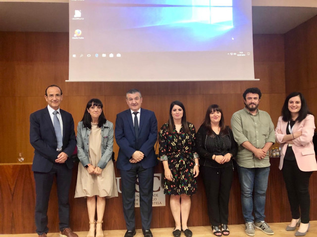 Tais Pereira en el centro, acompañada por los miembros del Tribunal, Laura Muinelo (última a la derecha)  y el director del Grupo Oncomet, Rafael López, en la presentación de la primera tesis doctoral de la 'Unidad Mixta Roche-CHUS'.