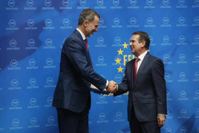 (I-D) El Rey Felipe VI estrecha la mano al presidente de la FEMP y alcalde de Vigo, Abel Caballero, tras recibir  la Llave de Oro del Municipalismo, durante el acto del 40 aniversario de las primeras elecciones democráticas.