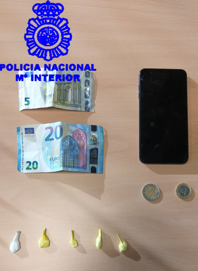 Detenido un varón y desmantelado un punto negro de venta de drogas en Vigo.
