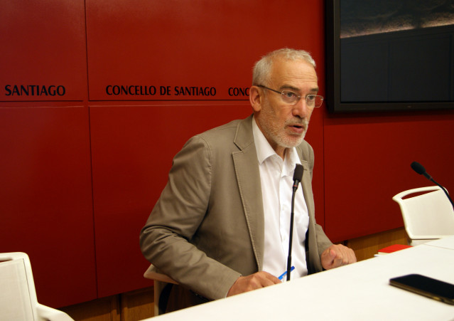 El concejal de Presidencia y Relaciones Institucionales de Santiago, Gumersindo Guinarte, en rueda de prensa.