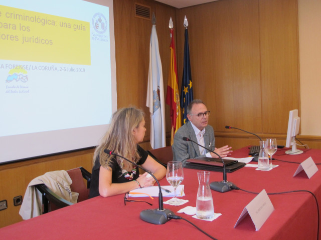 Roser Bach y Vicente Garrido en la presentación de la Escuela de Veerano del Poder Judicial