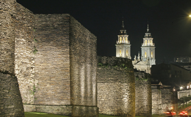 ​La muralla romana de Lugo iluminada a manchas de vaca para conmemorar el Día de la Leche