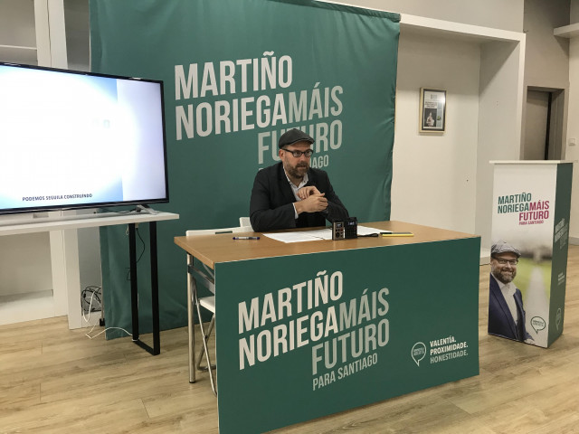 Martiño Noriega en una rueda de campaña en la sede de Compostela Aberta