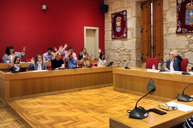La corporación local de Ponteareas durante el pleno de este jueves