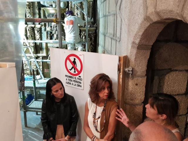 La delegada territorial de la Xunta en Ourense, Marisol Díaz Mouteira, ha supervisado esta mañana la obra de restauración del retablo de mayor de la iglesia del convento de la Mercé.