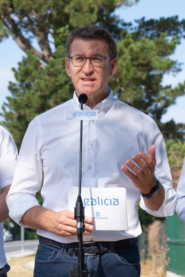 El presidente de la Xunta, Alberto Núñez Feijóo, interviene en un recorrido por la senda entre Montrove y As Pedreiras en Oleiros (A Coruña)