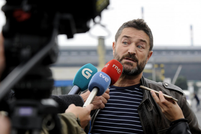 El presidente del comité de empresa de Alcoa, Juan Carlos López Corbacho, en declaraciones para medios de comunicación tras el anuncio del cierre de las plantas de la multinacional en Avilés y A Coruña.