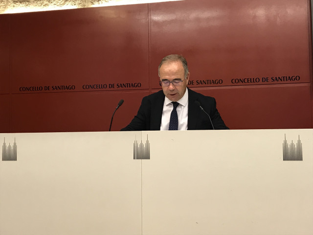 El alcalde de Santiago de Compostela, Xosé Sánchez Bugallo, ofrece una rueda de prensa en el Ayuntamiento compostelano